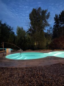 Hot tub posthotel at night