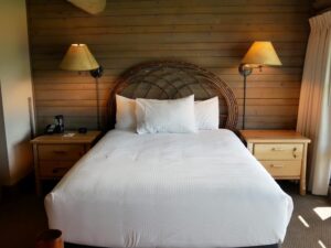 queen bed in Mt Gardener room