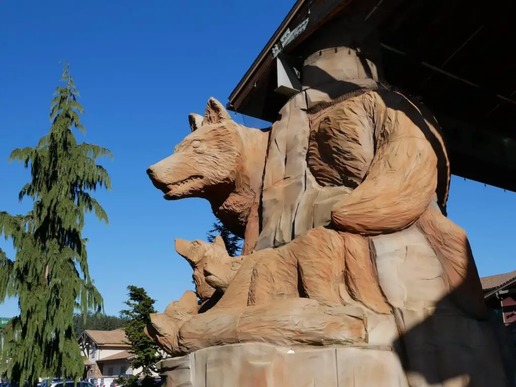 wolf sculpture at the entrance