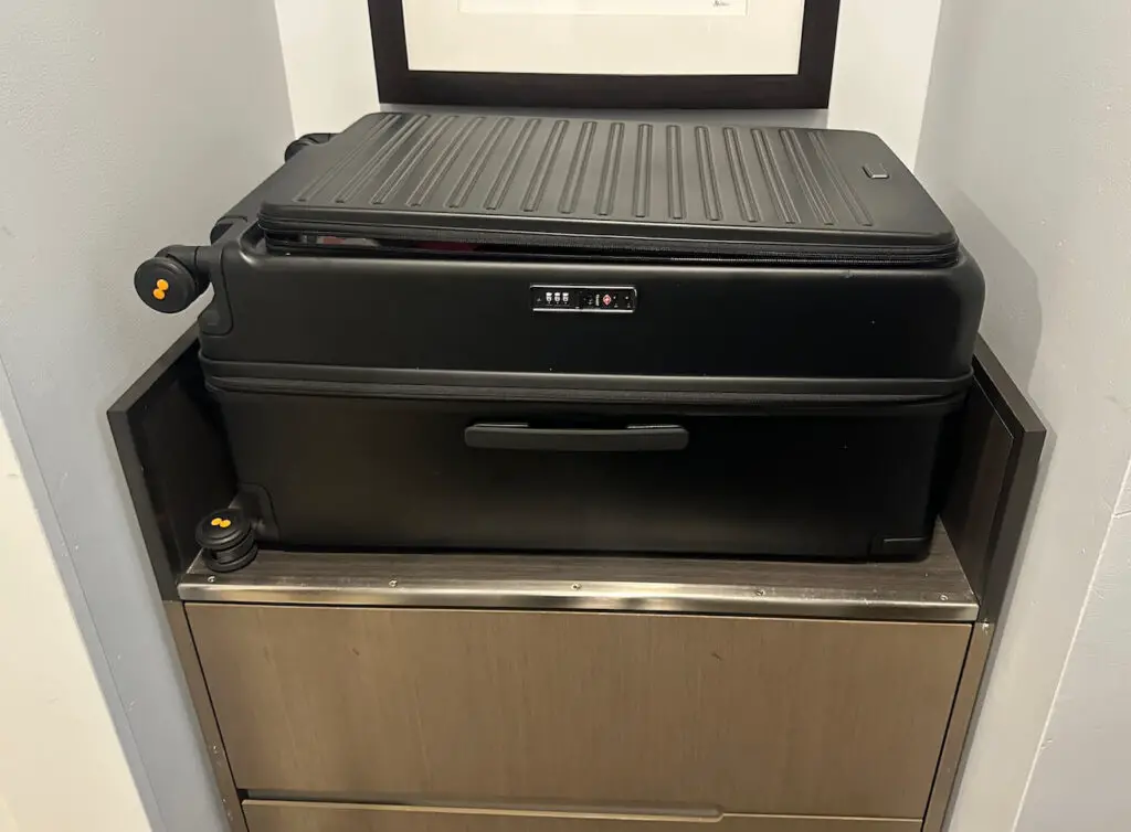 Adventurer Checked 28" in Black